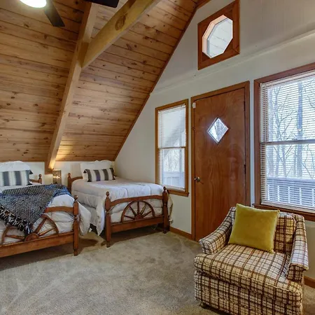 Villa Quiet Mountain Getaway With Deck And Sweeping Views